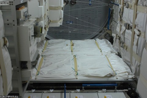 Торжественное открытие люка в новый модуль МКС