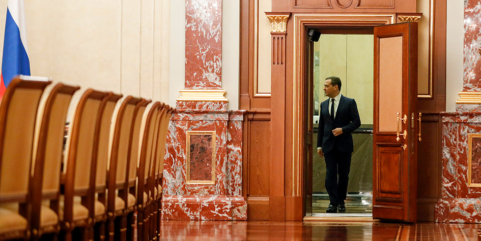 Премьер-министр РФ Дмитрий Медведев перед встречей с членами правительства РФ в Доме Правительства РФ