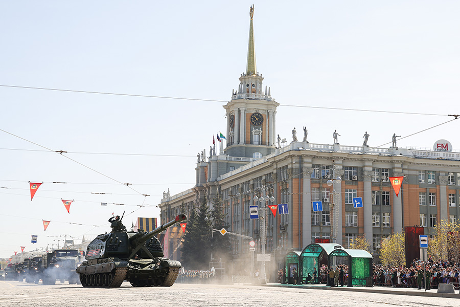 На фото:  дивизионная самоходная гаубица 2С19 &laquo;Мста-С&raquo; во время Парада Победы, Екатеринбург