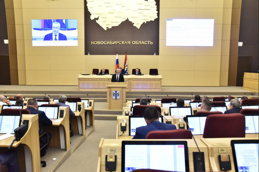 Губернатор Новосибирской области Андрей Травников выступает перед депутатами Заксобрания