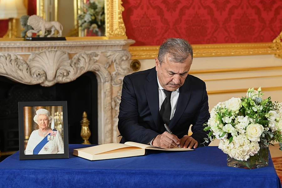 Президент Узбекистана Шавкат Мирзиёев подписывает книгу соболезнований в Ланкастер-Хаусе
