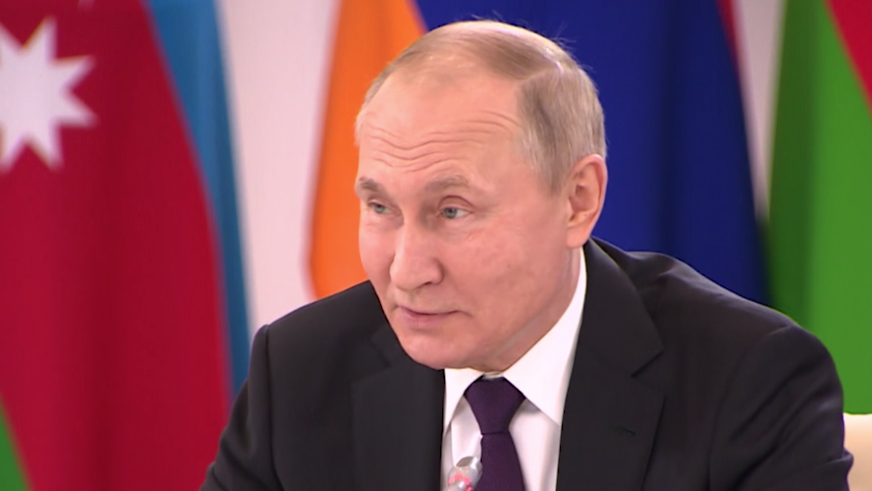 Путин назвал неприемлемыми заявления Макрона о роли России по Карабаху