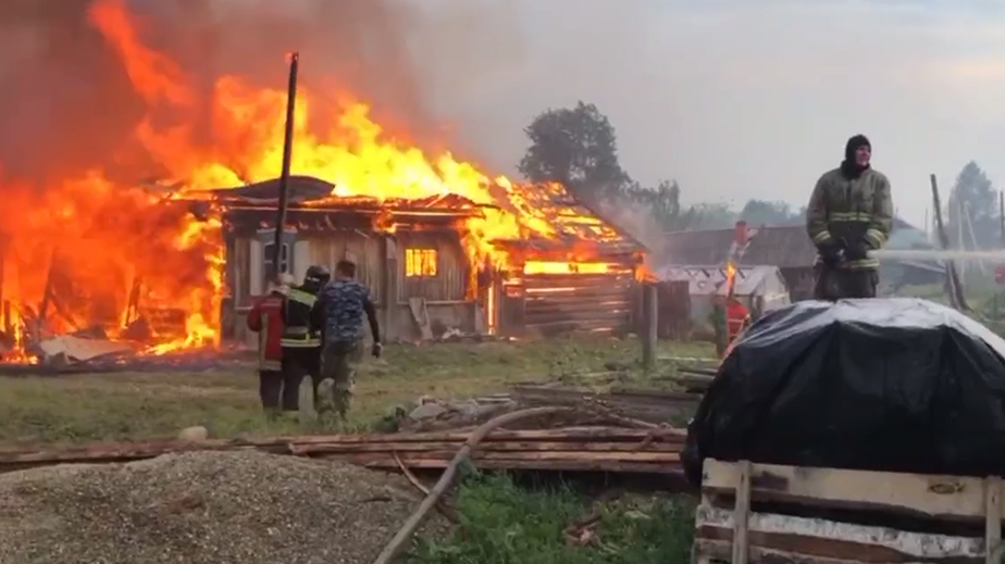 В селе под Екатеринбургом начали эвакуацию из-за лесного пожара