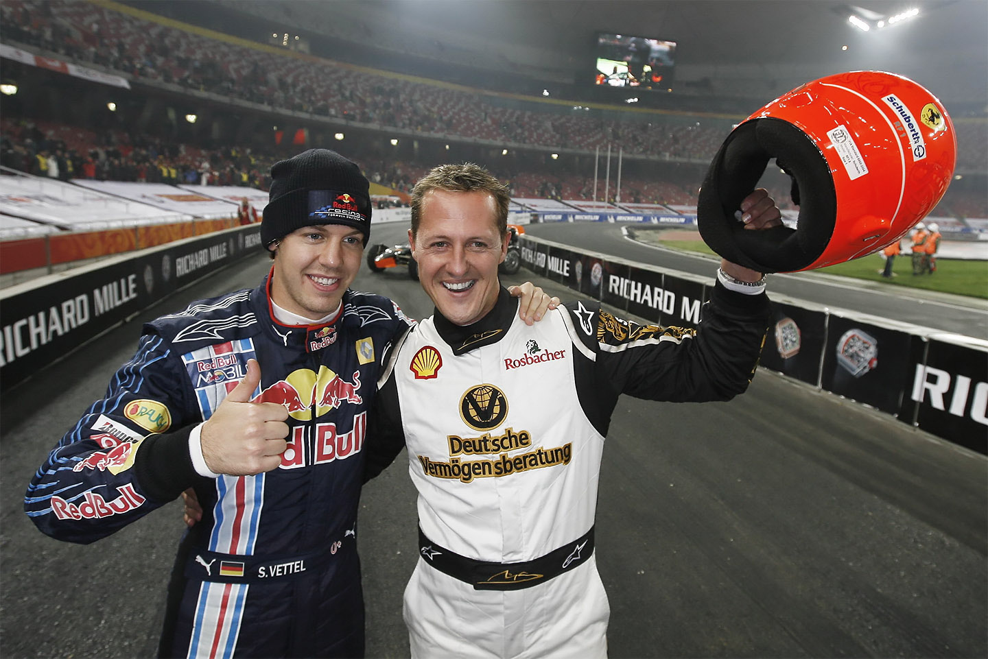 Михаэль Шумахер (справа) и Себастьян Феттель (слева) на Гонке чемпионов в Пекине, 3 ноября 2009 г.