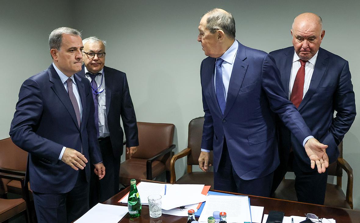 Джейхун Байрамов (слева) и Сергей Лавров (второй справа) во время встречи в штаб-квартире ООН