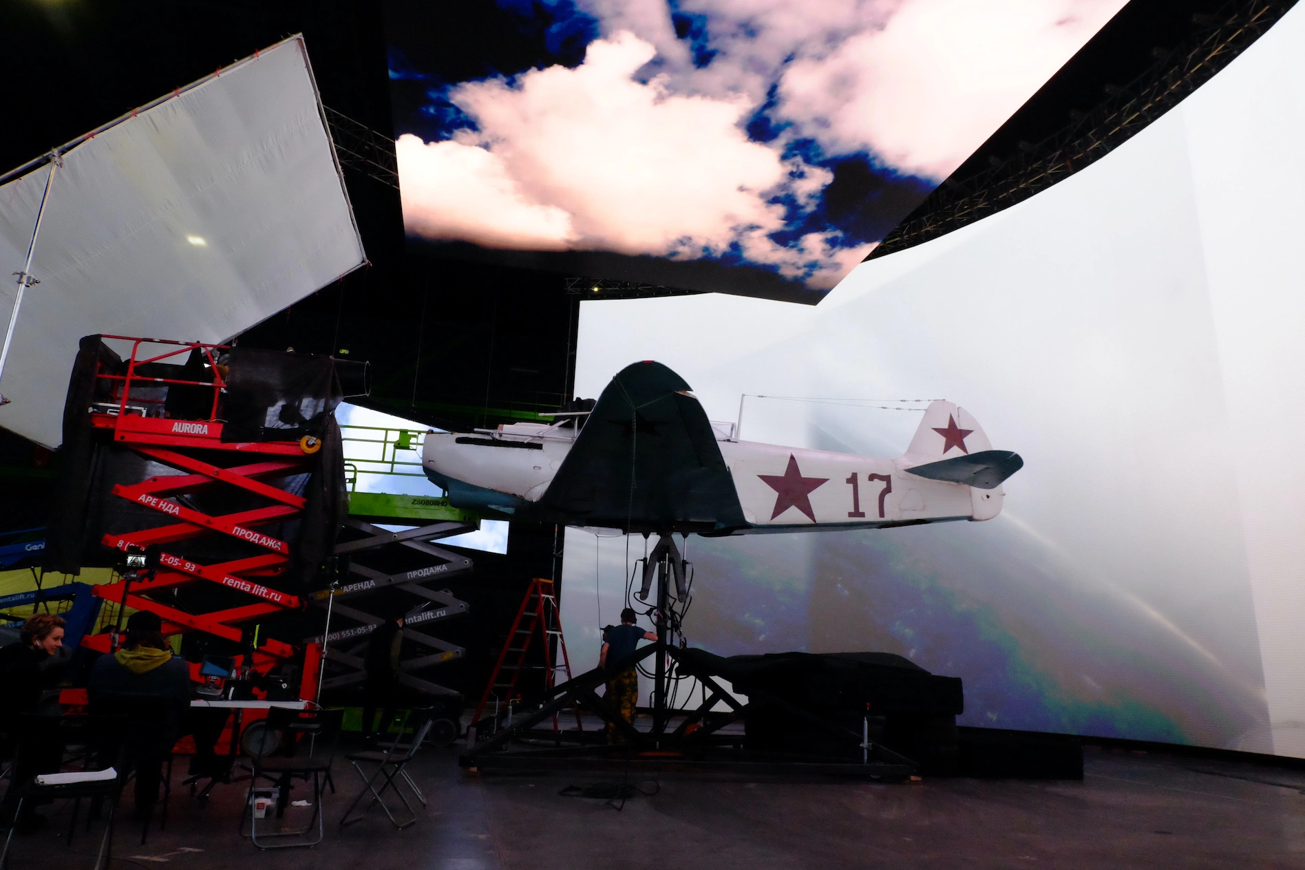 <p>Самолет на съемках &laquo;Воздуха&raquo; Алексея Германа-младшего в павильоне &laquo;Главкино&raquo; на фоне 20-метрового экрана</p>