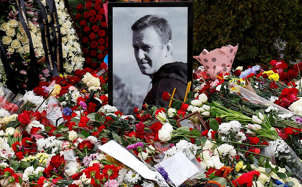 Портрет Алексея Навального среди цветов&nbsp;на его могиле