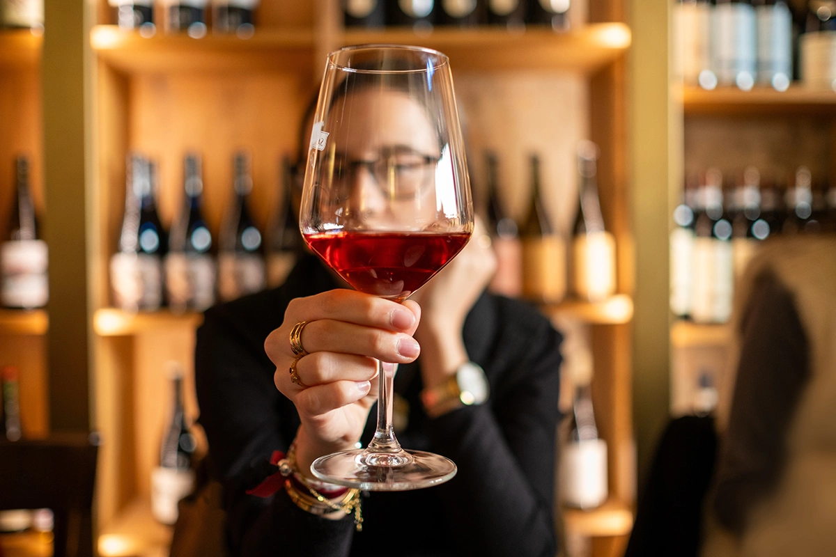 Правильный бокал — это легкое и изящное стекло, которое легко держать в руке. Такой бокал, как правило, заужен кверху для концентрации ароматов