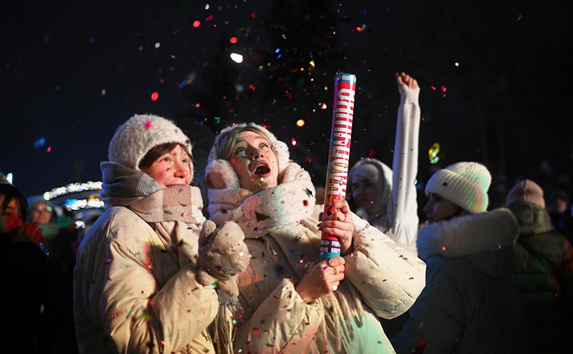 Забег на морозе и световые шоу: как встретили Новый год в России. Фото
