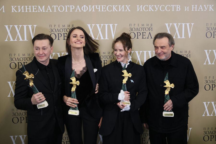 Сергей Безруков, Анна Матисон, актриса Ольга Лерман и режиссер Алексей Учитель после вручения премий. Безруков снялся не только в &laquo;Августе&raquo;, но и исполнил главную роль в сериале &laquo;Плевако&raquo;, а Лерман была его коллегой по съемочной площадке. Первый получил еще одного &laquo;Золотого орла&raquo; как лучший актер онлайн-сериала. Лерман удостоили награды как лучшую актрису в аналогичной номинации за тот&nbsp;же проект. Учитель выступил продюсером сериала &laquo;Плевако&raquo;, его студия &laquo;РОК&raquo; работала над этим проектом.