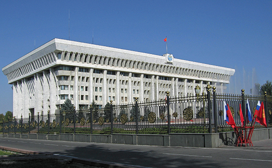 Вид на Дом правительства Киргизии в Бишкеке