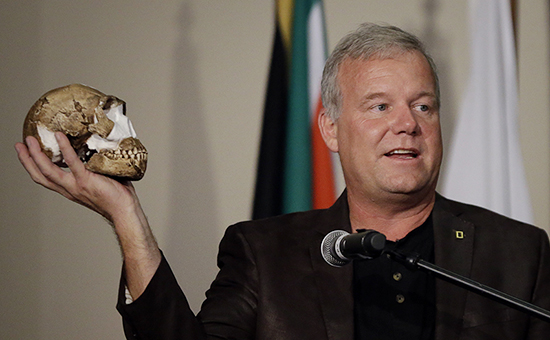 Профессор Университета Витватерсранда Ли Бергер демонстрирует&nbsp;реконструированный&nbsp;череп Homo naledi