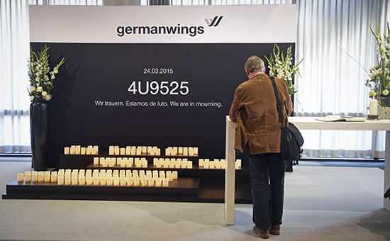 Мемориал жертвам крушения&nbsp;Airbus A320 в офисе&nbsp;​Lufthansa. Гамбург, апрель 2015 года


