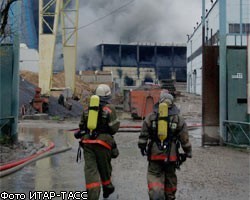 В Петербурге горит химзавод