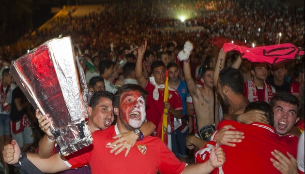 Испанская «Севилья» выиграла Лигу Европы УЕФА сезона-2013/14. В финале турнира команда переиграла португальскую «Бенфику». Основное и дополнительное время матча завершилось без голов, а в серии послематчевых пенальти удача улыбнулась испанцам - 4:2. Фото - AFP.