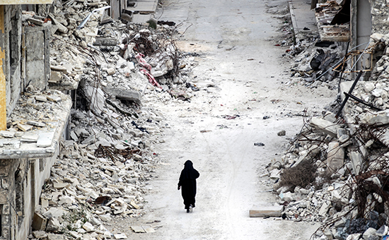 Мирный житель в одном из городов Сирии


