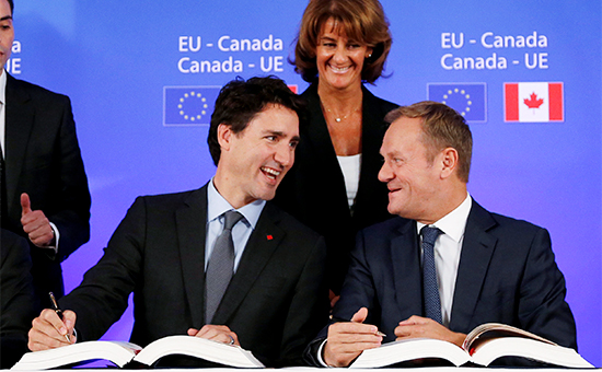 Премьер-министр Канады Джастин Трюдо и&nbsp;председатель Европейского совета Дональд Туск (слева направо) на&nbsp;церемонии подписания Торгово-экономического соглашения (CETA)
