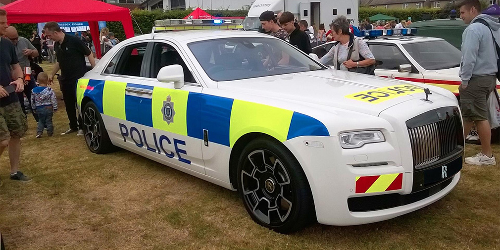 Rolls-Royce Ghost

В июле 2017&nbsp;г. компания Rolls-Royce передала в пользование полиции британского Суссекса седан Ghost. Возможно, с тех пор количество мелких преступлений в городе увеличилось. Наверняка, всем мальчишкам очень хочется покатиться на 603-сильном люксовом автомобиле, пускай и в наручниках.