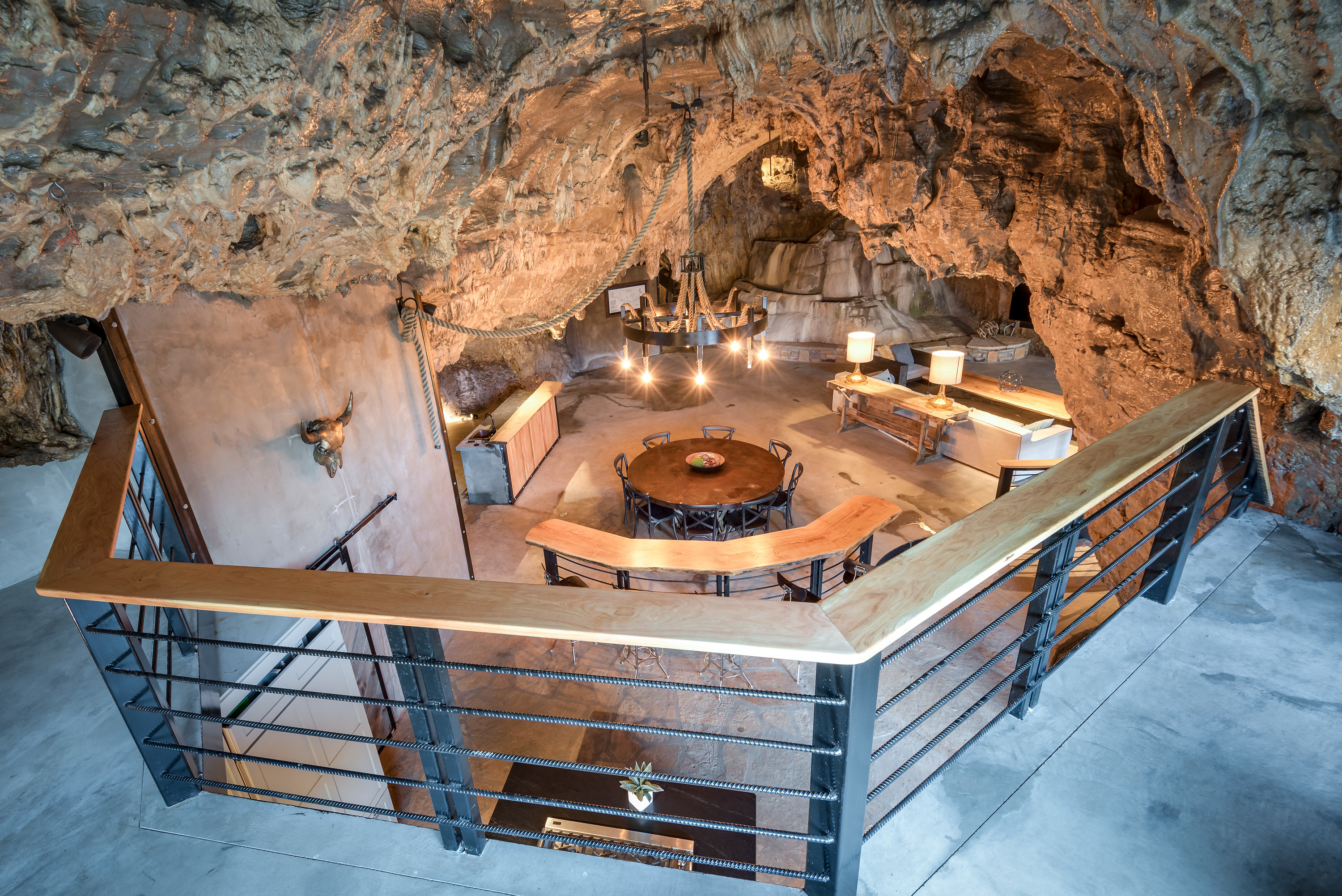 Cave home. Пещерный дворец Cave Palace Ranch, Юта, США. Вилла Берлускони подземный грот. Гостиница Beckham Creek Cave Lodge. Beckham Creek Cave Lodge, США, Арканзас.