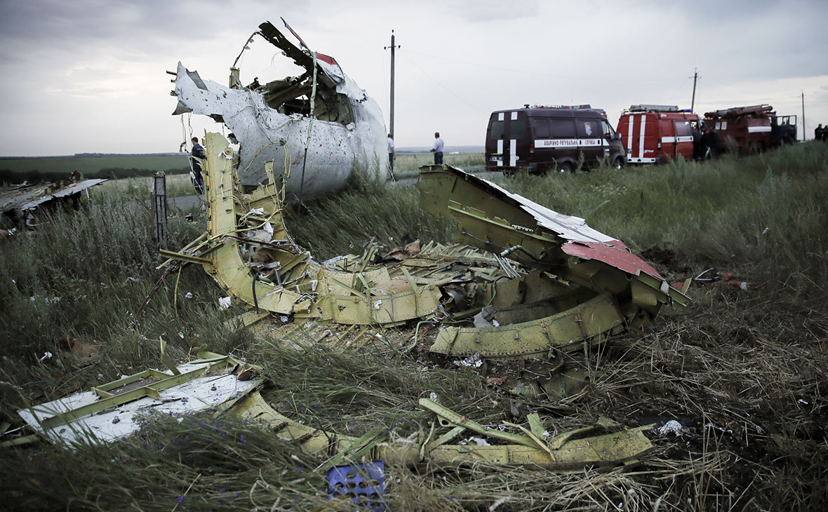 На месте падения пассажирского самолета &laquo;Малайзийских авиалиний&raquo; Boeing 777