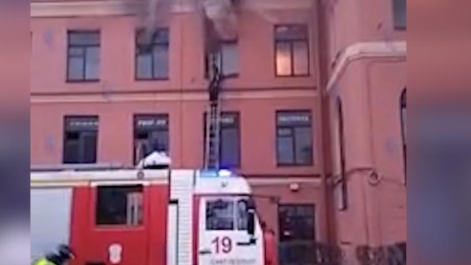 При пожаре в административном здании в Петербурге погиб человек