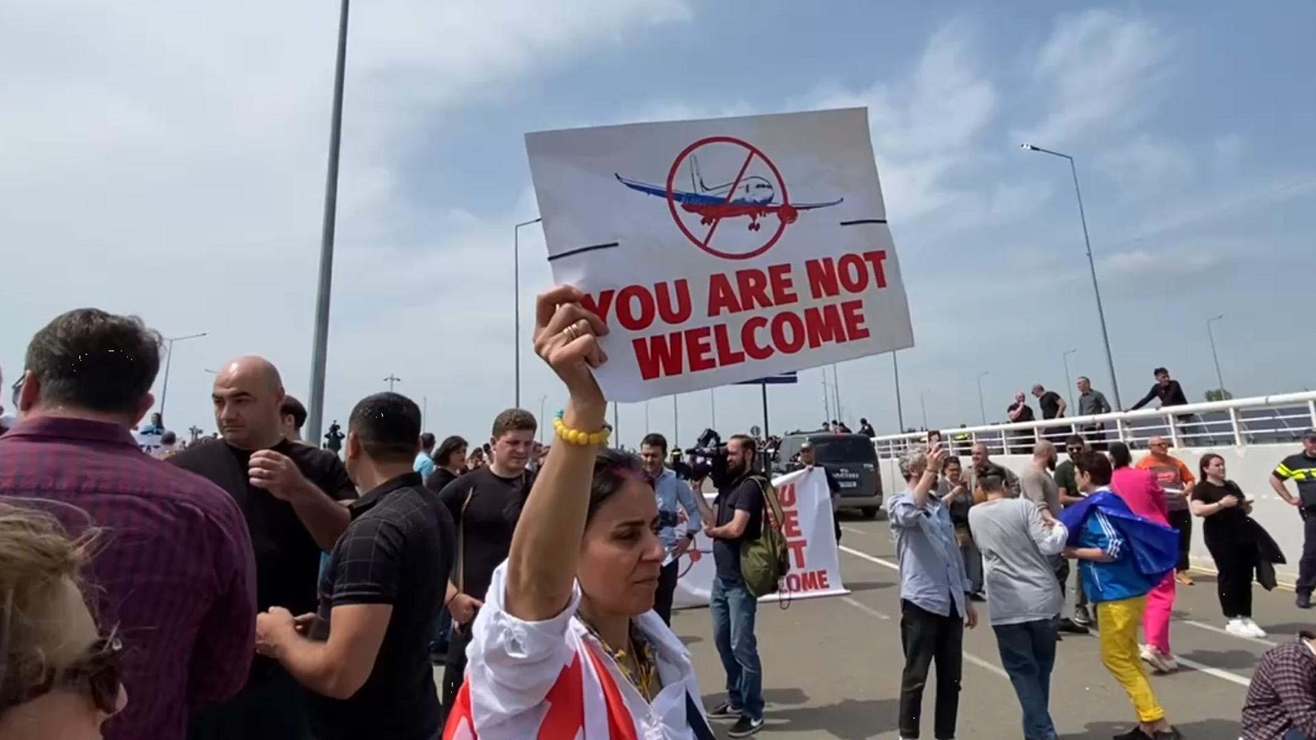 Протесты в аэропорту Тбилиси из-за прилета самолета из Москвы. Видео