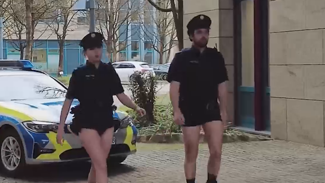 Баварские полицейские записали видео без брюк из-за дефицита униформы