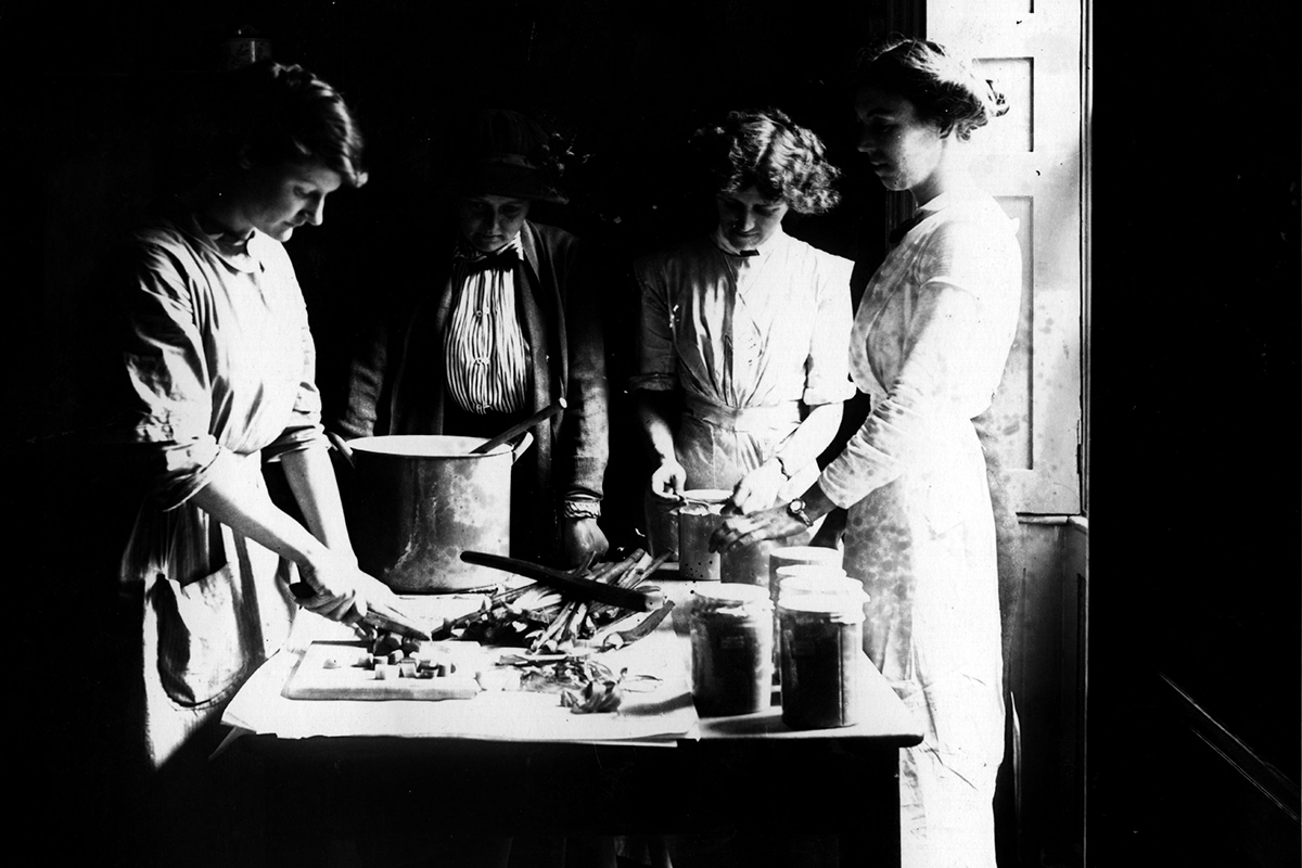 В одном из номеров журнала «Огонек» от 1903 года была опубликована статья, в которой авторы давали советы по питанию и формированию рациона. Они утверждали, что не только состояние здоровья, но и характер человека напрямую может зависеть от того, что он употребляет в пищу