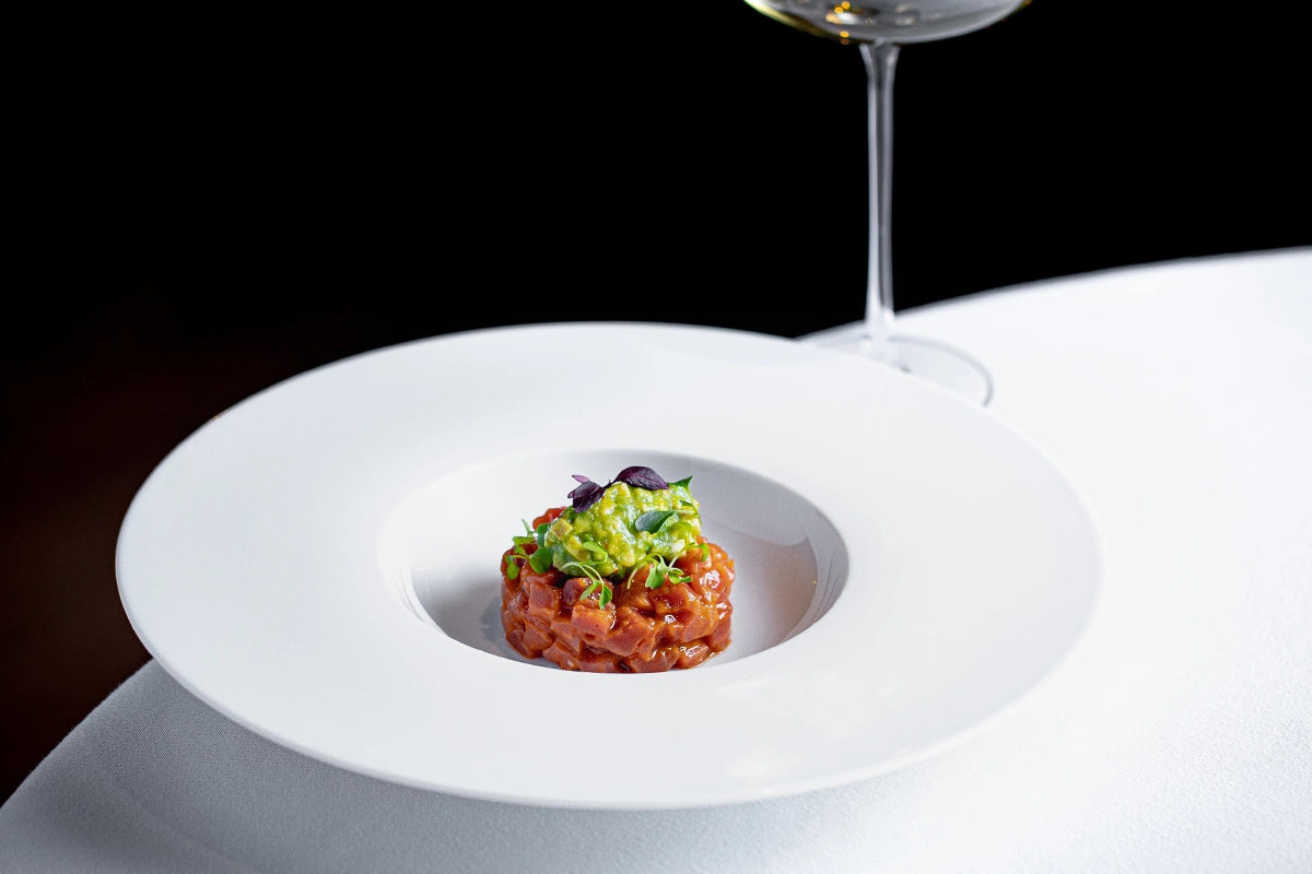 Тартар из тунца с гуакамоле и кунжутной заправкой