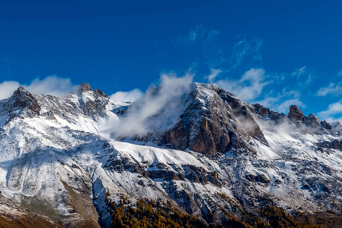 Компания Adventurers Drinks представила свой новый джин Everest Gin, изготовленный из ботанических ингредиентов, найденных в предгорьях Гималаев, и капли растаявшего снега, собранного с вершины одноименной горы