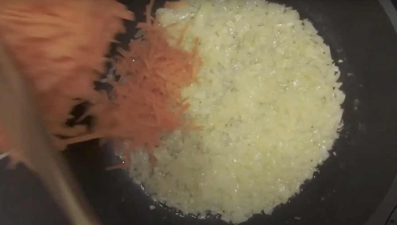 Обжарьте на сковороде овощи