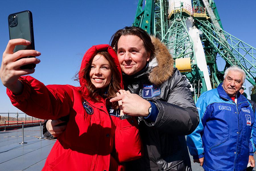 Актриса Алена Мордовина и Константин Эрнст перед запуском ракеты-носителя «Союз-2.1а» с пилотируемым космическим кораблем «Союз МС-19» и съемочной группой драмы «Вызов» со стартовой площадки космодрома Байконур, 2021 год