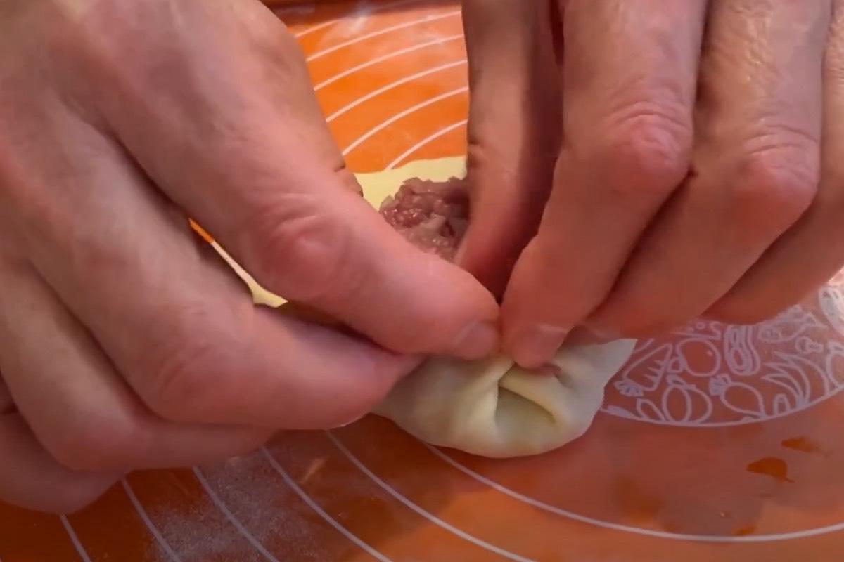 Как заплести тесто для мантов косичкой