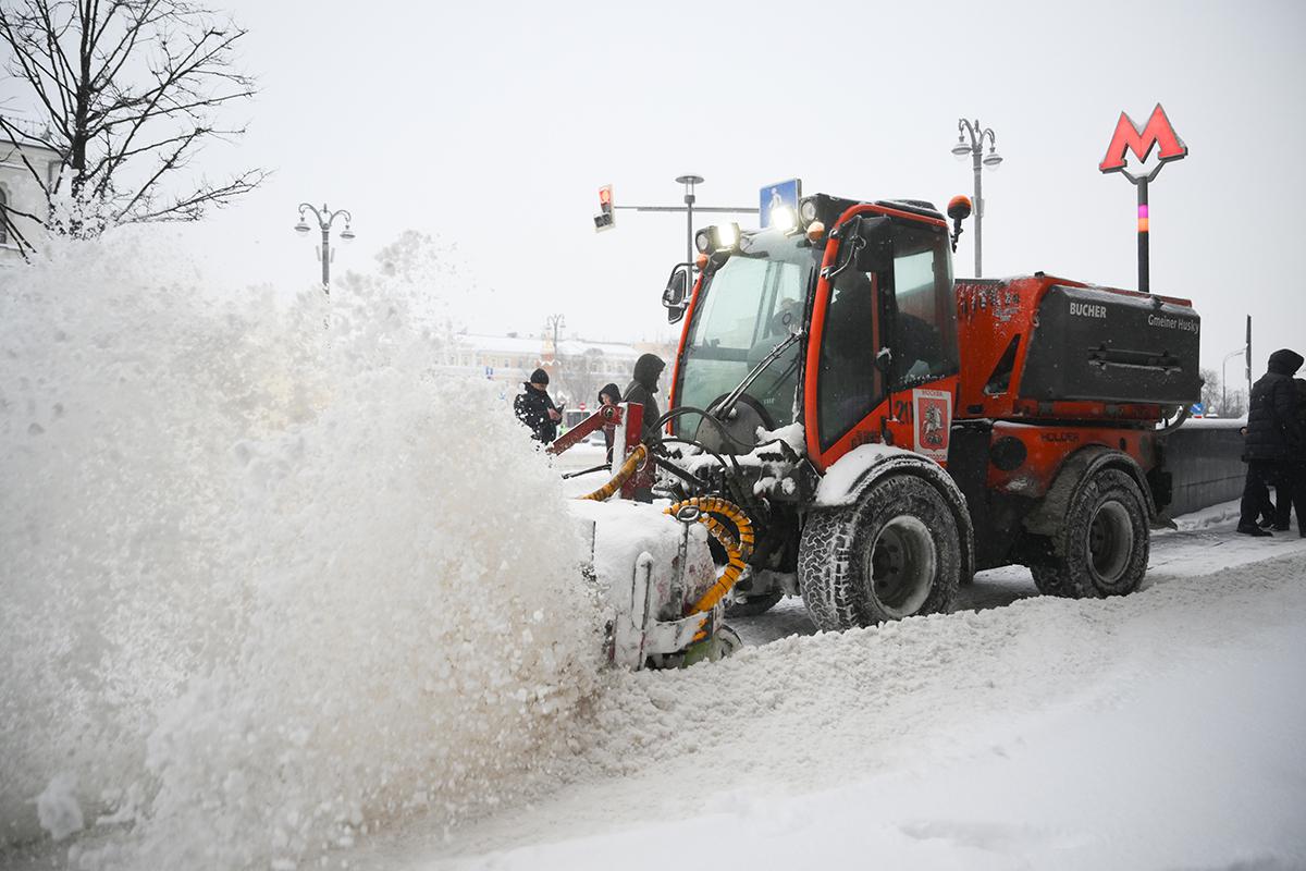 Расчистка тротуара во время снегопада в Москве, 27 января 2026 года