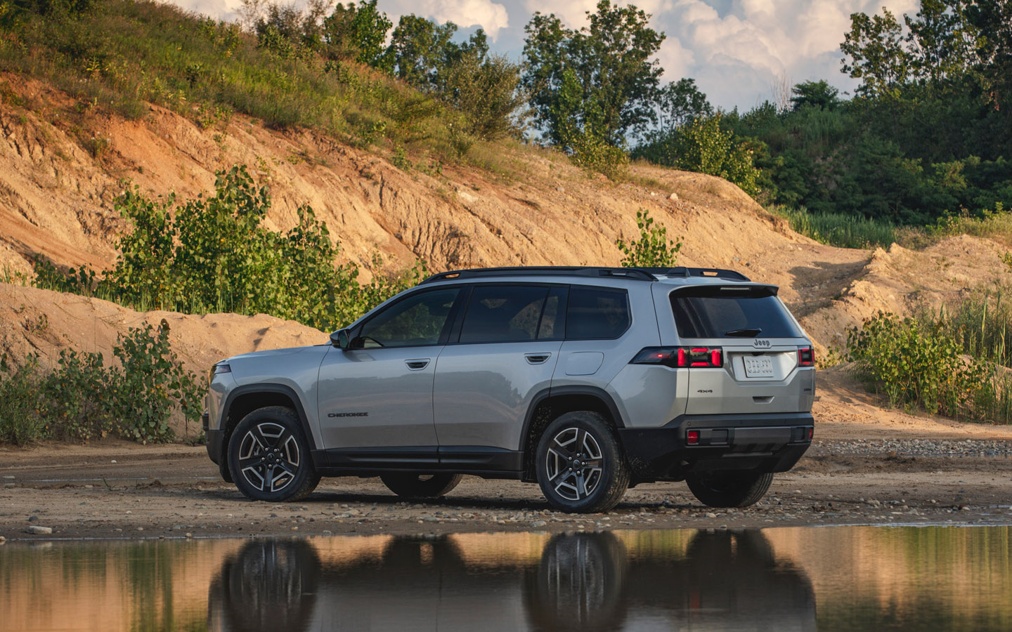 
            Комфорт вместо проходимости. Каким получился новый Jeep Cherokee
        