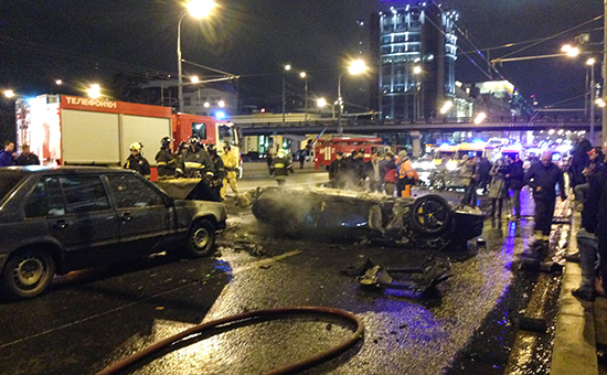 Место дорожно-транспортного происшествия (ДТП) с участием автомобиля Ferrari возле Крымского моста в Москве