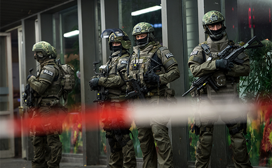 Сотрудники полиции возле одного из вокзалов Мюнхена
