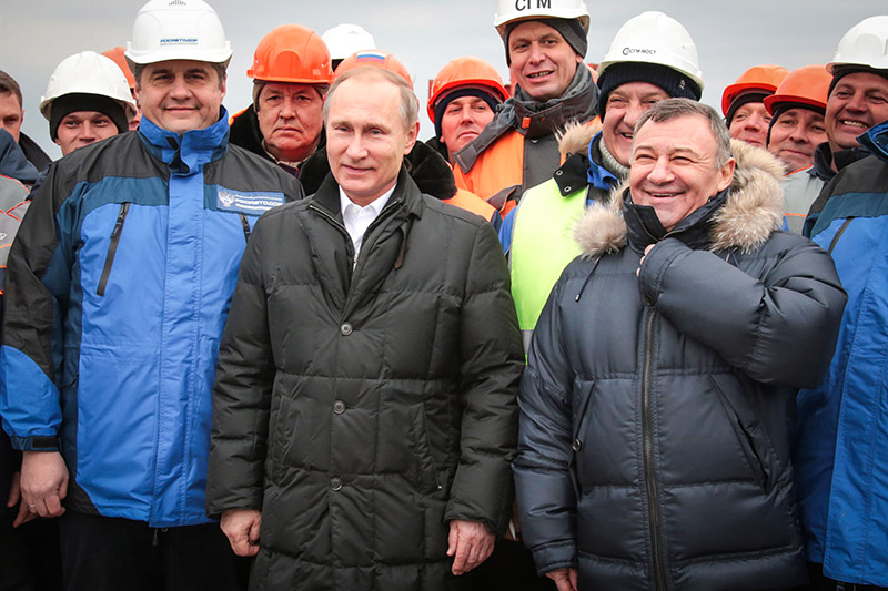 Президент&nbsp;не только понаблюдал за рабочим процессом при строительстве моста, но и со строителями. Они попросили его сделать совместный снимок. Путин пригласил присоединиться к этому процессу владельцу компании&nbsp;&quot;Стройгазмонтаж&quot;, являющейся генподрядчиком по строительству моста, Аркадию Ротенбергу.&nbsp;

&laquo;Аркадий, идите сюда, не прячьтесь. Если что, спрашивать будем с вас&raquo;, - процитировал главу государства Lifenews.


