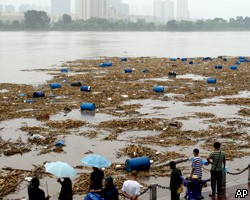 В Китае продолжают очищать реку Сунгари от бочек с химикатами 