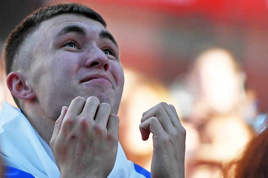 Болельщик в фан-зоне во время трансляции матча в Санкт-Петербурге