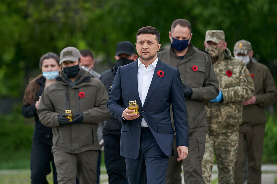 Президент Украины Владимир Зеленский (на первом плане) посетил мемориал в поселке Меловое на границе с Россией. С 2015 года 8 мая на Украине отмечают День памяти и примирения
