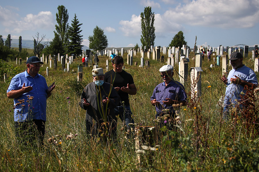 Верующие во время посещения кладбища после праздничного намаза в поселке Гюрюльдеук, Карачаево-Черкесия