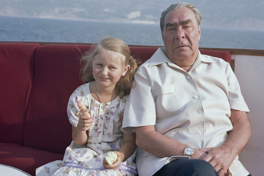 Леонид Брежнев с правнучкой Галей на отдыхе в Крыму