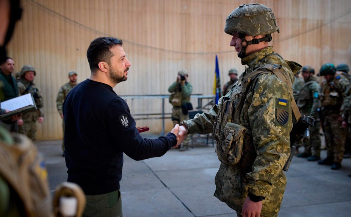 Зеленский посетил позиции украинских войск в ДНР