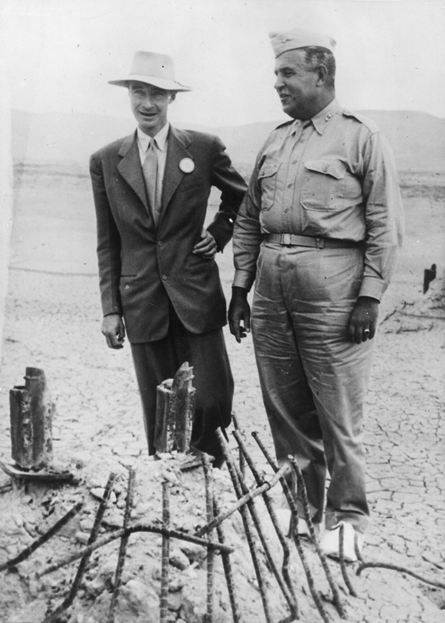 США начали разрабатывать ядерное оружие в рамках &laquo;Проекта Манхэттен&raquo; в 1942 году. В 1943-м для его разработки в городе Лос-Аламос (штат Нью-Мексико) была создана национальная лаборатория, которую возглавил американский физик-ядерщик, руководитель &laquo;Проекта Манхэттен&raquo; Роберт Оппенгеймер (на фото слева. Со стороны военных программу возглавлял бригадный генерал Лесли Гровс (справа). На фото они рядом с останками башни, на которой была взорвана испытательная атомная бомба. Сентябрь 1945 года