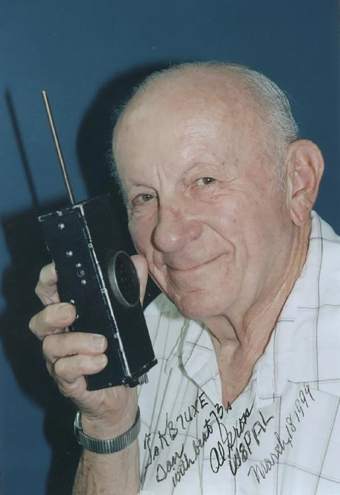 На фото: инженер Эл Гросс, который запатентовал множество устройств связи, в том числе раннюю версию рации, телефонный пейджер и беспроводной телефон