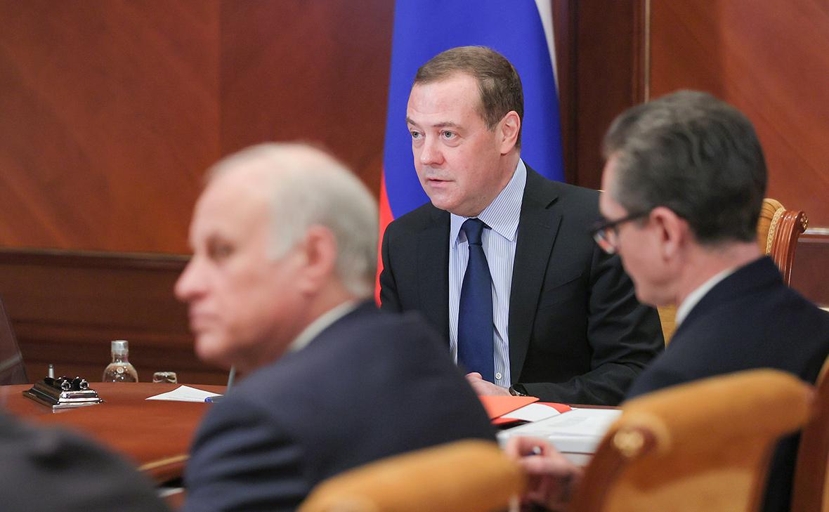 Дмитрий Медведев (в центре) на заседании рабочей группы Военно-промышленной комиссии РФ