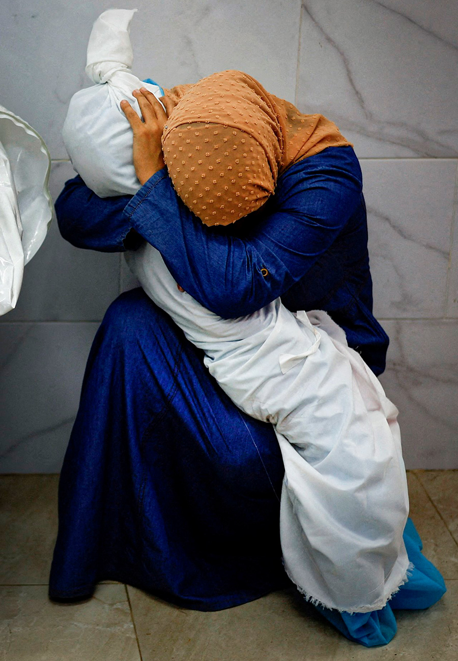 Снимок палестинской женщины, обнимающей тело своей племянницы, победивший в номинации&nbsp;Photo of the Year