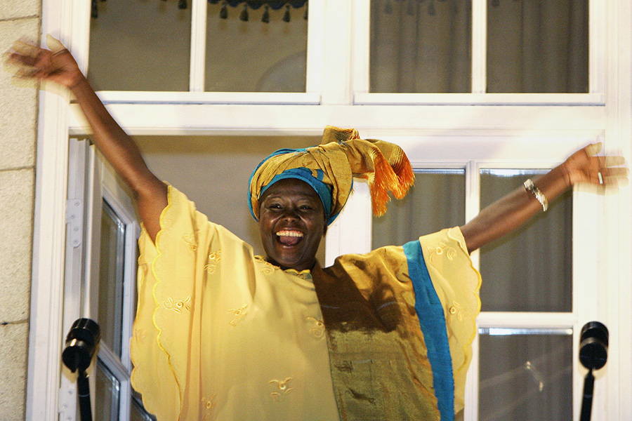 Доктор биологических наук из Кении&nbsp;Вангари Маатаи получила премию мира за &laquo;вклад в устойчивое развитие, демократию и мир&raquo;. Она стала первой женщиной-африканкой, удостоенной награды. Она также стала первой женщиной-ученым из Восточной и Центральной Африки, защитившей докторскую диссертацию, и первой женщиной-профессором в родной Кении.

Маатаи родилась в 1940 году. В 1977 году она возглавила низовую инициативу по озеленению, призывая женщин высаживать деревья. Ее движение Green Belt Movement распространилось на другие страны и помогло высадить более 30 млн деревьев.