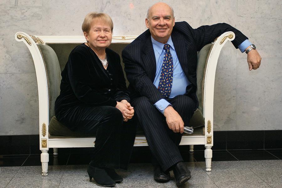 Композитор Александра Пахмутова и поэт Николай Добронравов в Кремлевском Дворце в Москве, 1 февраля 2007 года